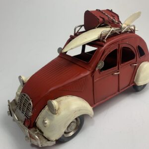 Lelijke eend 2 c.v. met surfplank op dak rood/wit