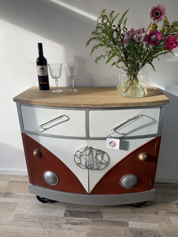 Uniek dressoir / Kast in Retro Bus Look.
