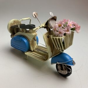 Retro scooter met bloemen in mand blauw
