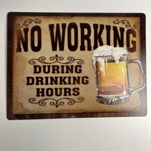 Metalen wandbord "No working during drinking hours"