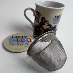 Thee mok met zeef "Tasty tea here"