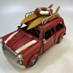 Rode vintage Mini met surfplank