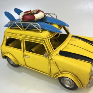 Gele vintage Mini met surfplank