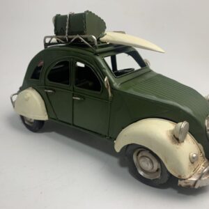 Lelijke eend 2 c.v. met surfplank op dak groen