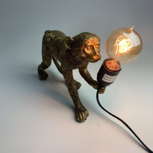 Gouden staande aap met lamp